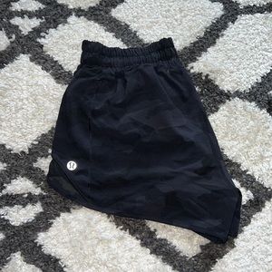 lululemon hotty hot high rise 2.5 shorts